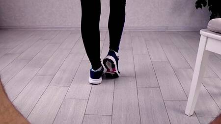 Жена перед тренировкой дрочит член мужа ногами