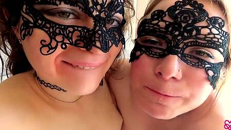 Две развратные подруги делят один член - парню безумно повезло