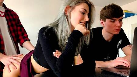 Парень работает, а девушка за его спиной ебется с лучшим другом