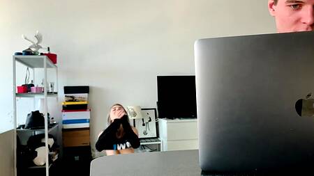 Парень работает, а девушка за его спиной ебется с лучшим другом