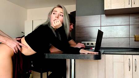 Парень работает, а девушка за его спиной ебется с лучшим другом