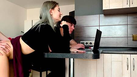 Парень работает, а девушка за его спиной ебется с лучшим другом