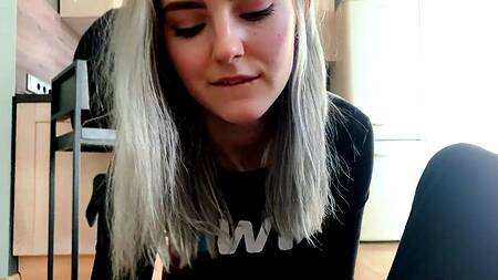 Парень работает, а девушка за его спиной ебется с лучшим другом