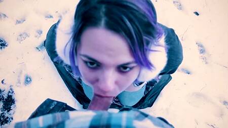 Девка с фиолетовыми волосами делает смачный минет в зимнем лесу