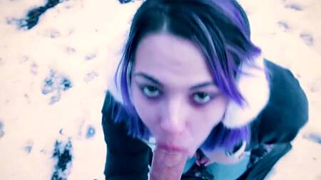 Девка с фиолетовыми волосами делает смачный минет в зимнем лесу