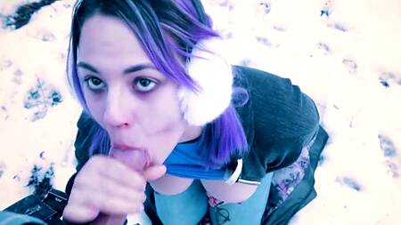 Девка с фиолетовыми волосами делает смачный минет в зимнем лесу