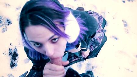 Девка с фиолетовыми волосами делает смачный минет в зимнем лесу