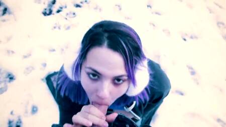 Девка с фиолетовыми волосами делает смачный минет в зимнем лесу