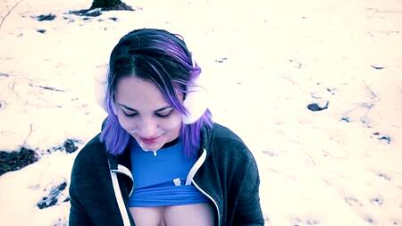 Девка с фиолетовыми волосами делает смачный минет в зимнем лесу