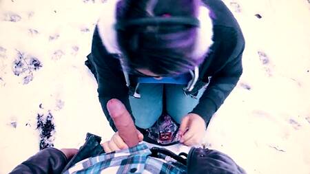 Девка с фиолетовыми волосами делает смачный минет в зимнем лесу