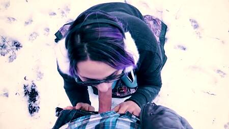 Девка с фиолетовыми волосами делает смачный минет в зимнем лесу