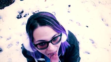 Девка с фиолетовыми волосами делает смачный минет в зимнем лесу