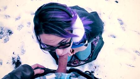 Девка с фиолетовыми волосами делает смачный минет в зимнем лесу