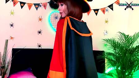 Сексуальное колдовство от милой ведьмочки на Хэллоуин