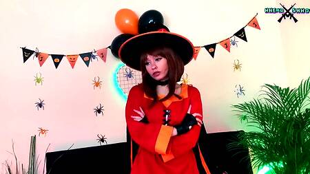 Сексуальное колдовство от милой ведьмочки на Хэллоуин