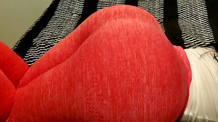 Мачеха с огромной жопой заводится, когда пасынок ласкает её задницу