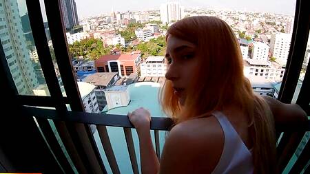 Спорт на балконе плавно перетекает в жаркий секс с парнем