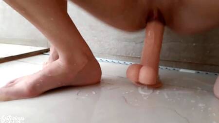 Пошла в душ с резиновым членом и мастурбирует