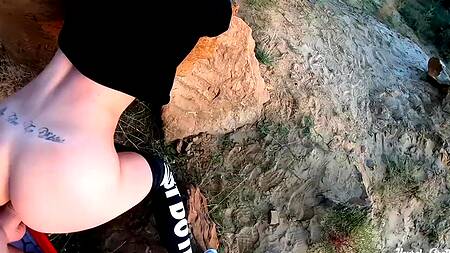 Выбрались на природу и занялись жарким сексом в позе раком