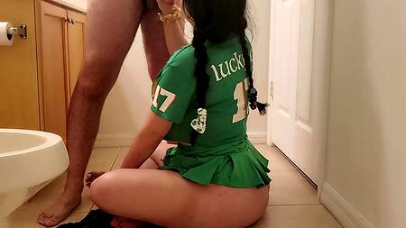 Сводная сестра в короткой юбке соблазняет на еблю огромной жопой