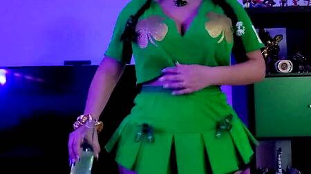 Сводная сестра в короткой юбке соблазняет на еблю огромной жопой