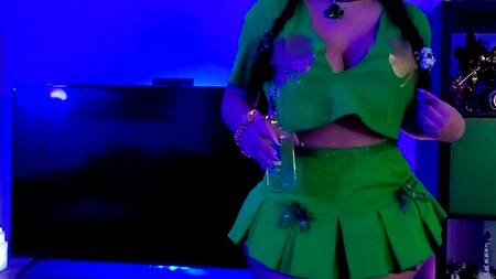 Сводная сестра в короткой юбке соблазняет на еблю огромной жопой