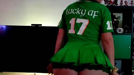 Сводная сестра в короткой юбке соблазняет на еблю огромной жопой