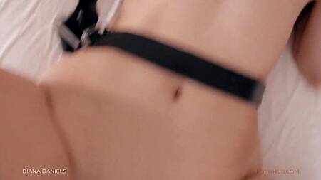 Связывает руки грудастой ремнем и страстно ебет её раком