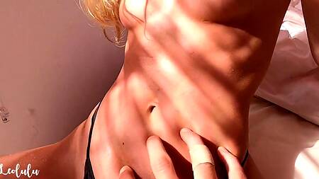 Страстно ебет худую блондинку и заливает спермой её тело