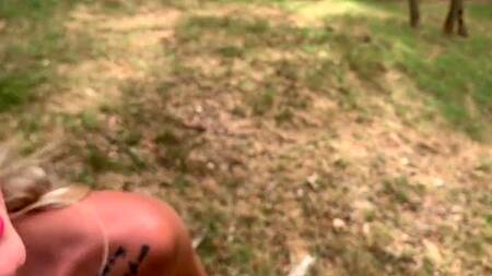 А как насчет заняться сексом в лесу во время прогулки?