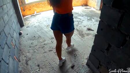 По дороге с пляжа посетили заброшку и занялись там жарким сексом