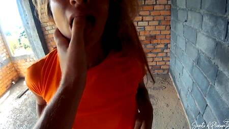 По дороге с пляжа посетили заброшку и занялись там жарким сексом