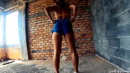 По дороге с пляжа посетили заброшку и занялись там жарким сексом