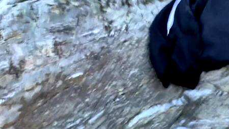 Девка снимает трусики и встает раком для секса на природе