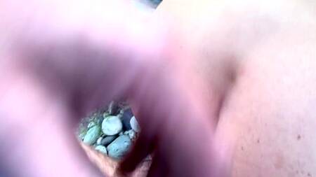 Девка снимает трусики и встает раком для секса на природе