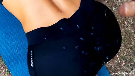 Девушка занимается спортом пока парень трахает её раком