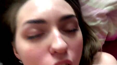 Будит любимую девушку пальцами в пизде