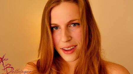 Рыжая милфа ласкает натуральные сиськи и дрочит ими член