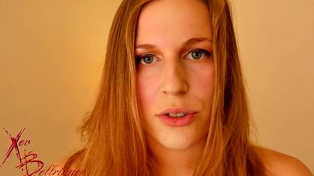 Рыжая милфа ласкает натуральные сиськи и дрочит ими член