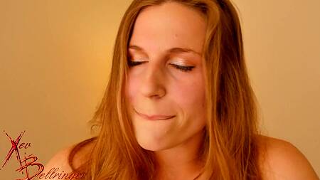 Рыжая милфа ласкает натуральные сиськи и дрочит ими член