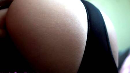 Лижет бритую киску азиатки в чулках и трахает её