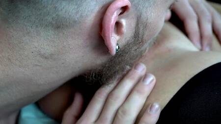 Лижет бритую киску азиатки в чулках и трахает её