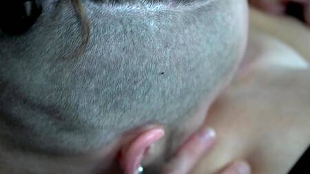 Лижет бритую киску азиатки в чулках и трахает её