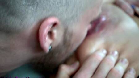 Лижет бритую киску азиатки в чулках и трахает её