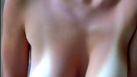 Голая телка с шикарным телом мастурбирует перед телефоном