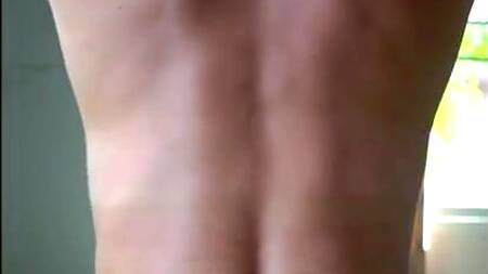 Голая телка с шикарным телом мастурбирует перед телефоном