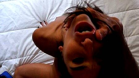 Засовывает пальцы в попку и предлагает бойфренду анал