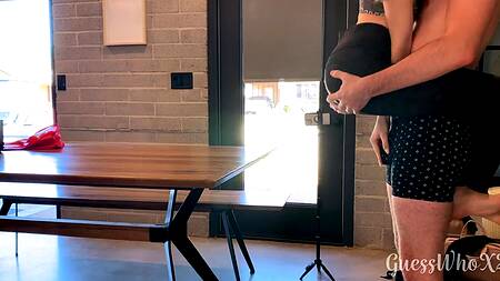 Расставляет ноги телки на столе и жарко её трахает