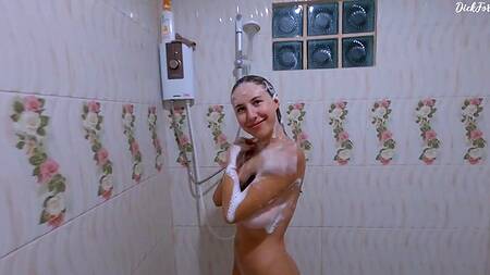 Девка даже помыться нормально не может, парень снова хочет ебаться