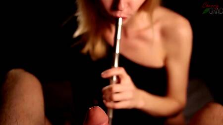 Блондинка курит кальян и выпускает дым на стоячий член